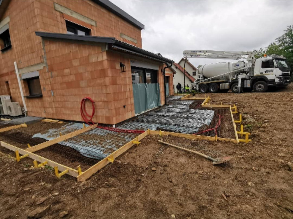 Terrassement et dalle béton — pendant le chantier