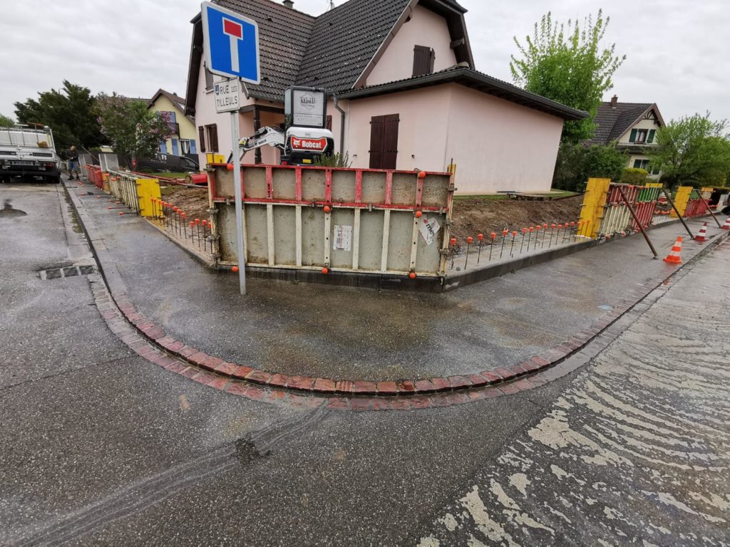 Mur brut en béton banché — pendant le chantier