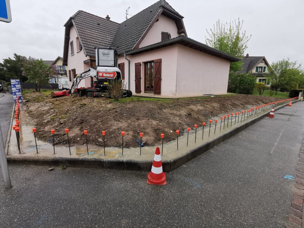 Mur brut en béton banché — pendant le chantier