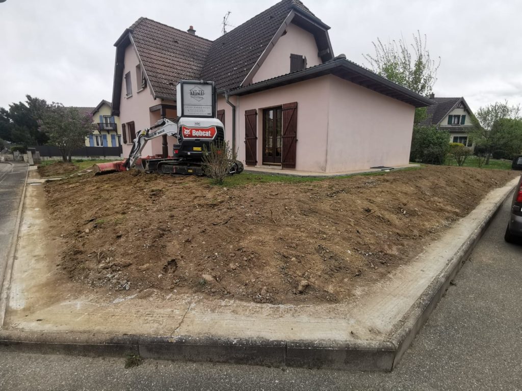 Mur brut en béton banché — pendant le chantier