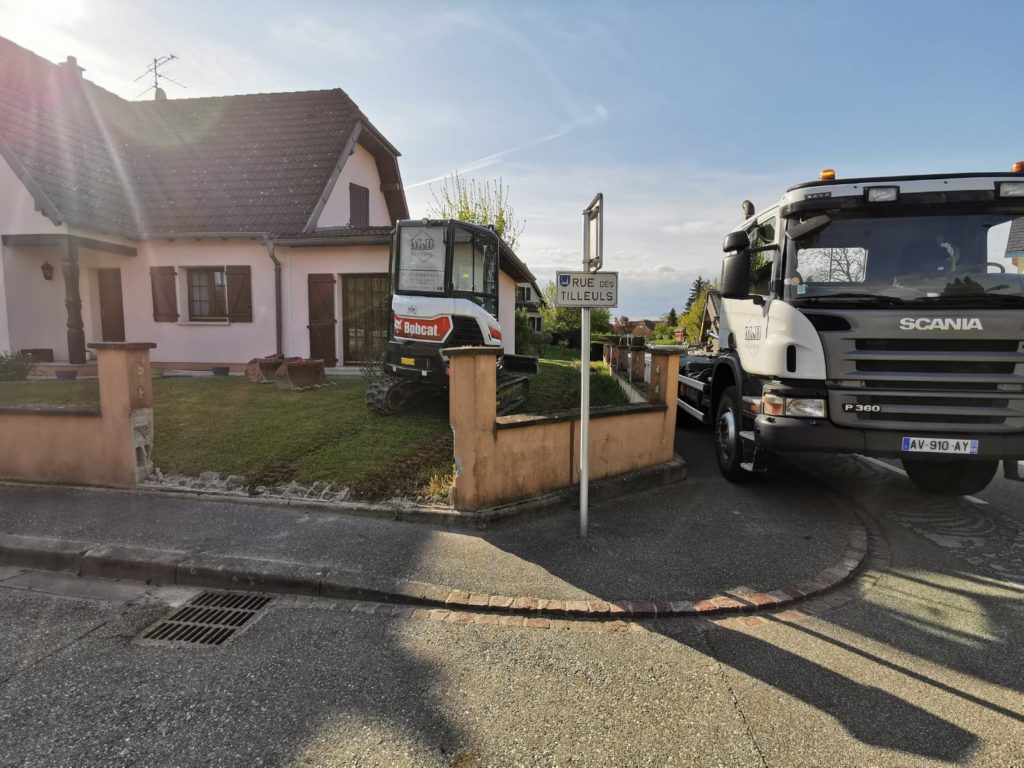 Mur brut en béton banché — avant travaux
