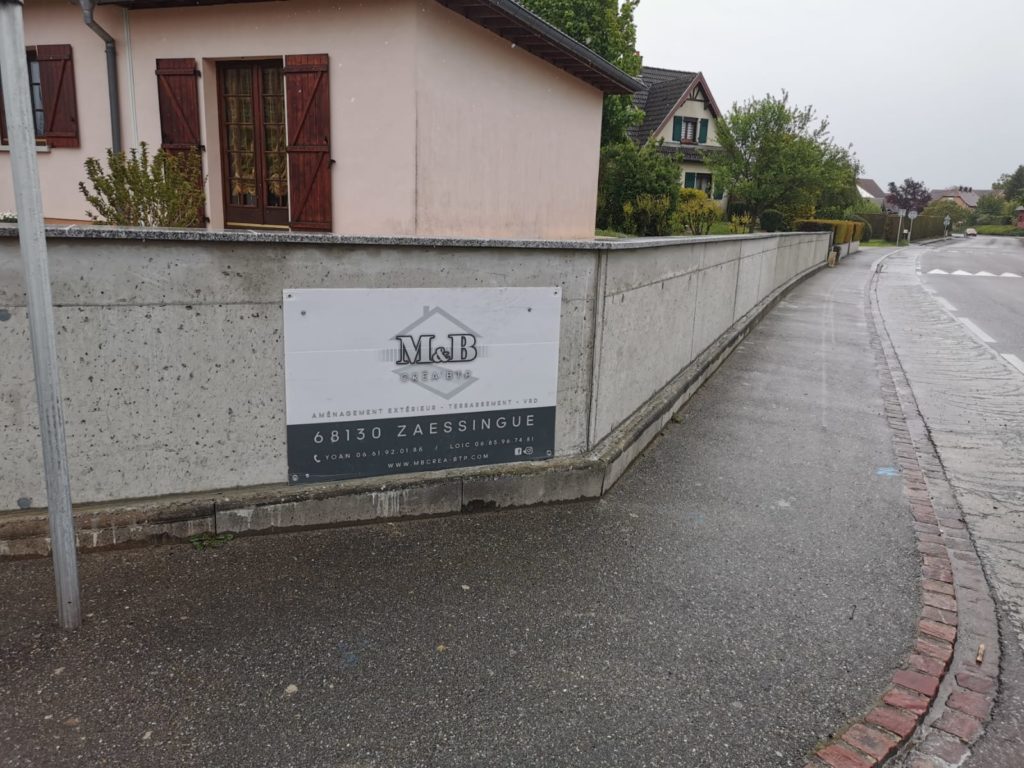 Mur brut en béton banché — après travaux