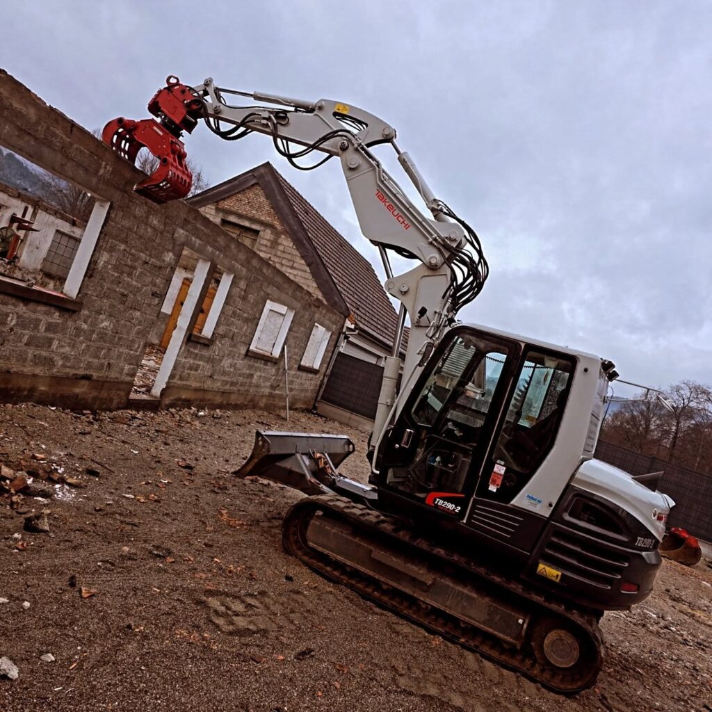 Démolition en cours à la pelle