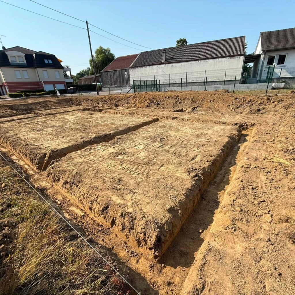 Plateforme nivelée avec les fouilles de fondation tracées