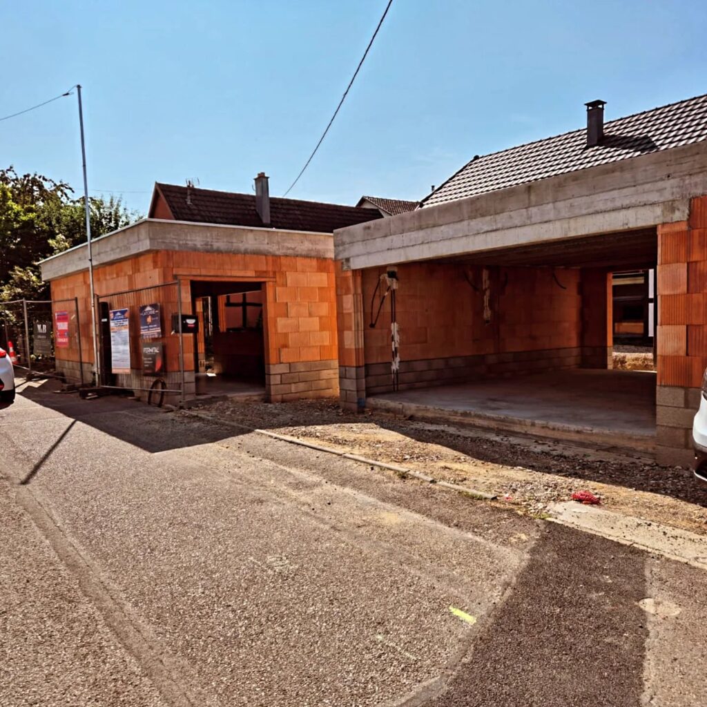 Cour en enrobé devant le garage et l'atelier