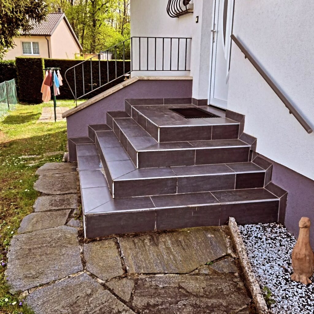 Raccord entre l'escalier neuf et le dallage existant