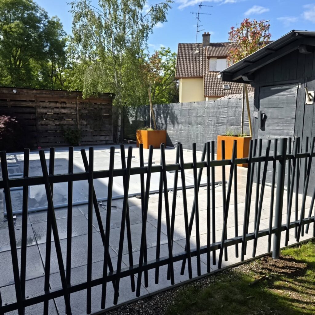 Bacs en acier corten et clôture en cours de pose