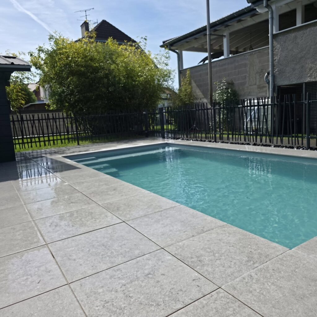 Espace piscine terminé, plage grès cérame et clôture