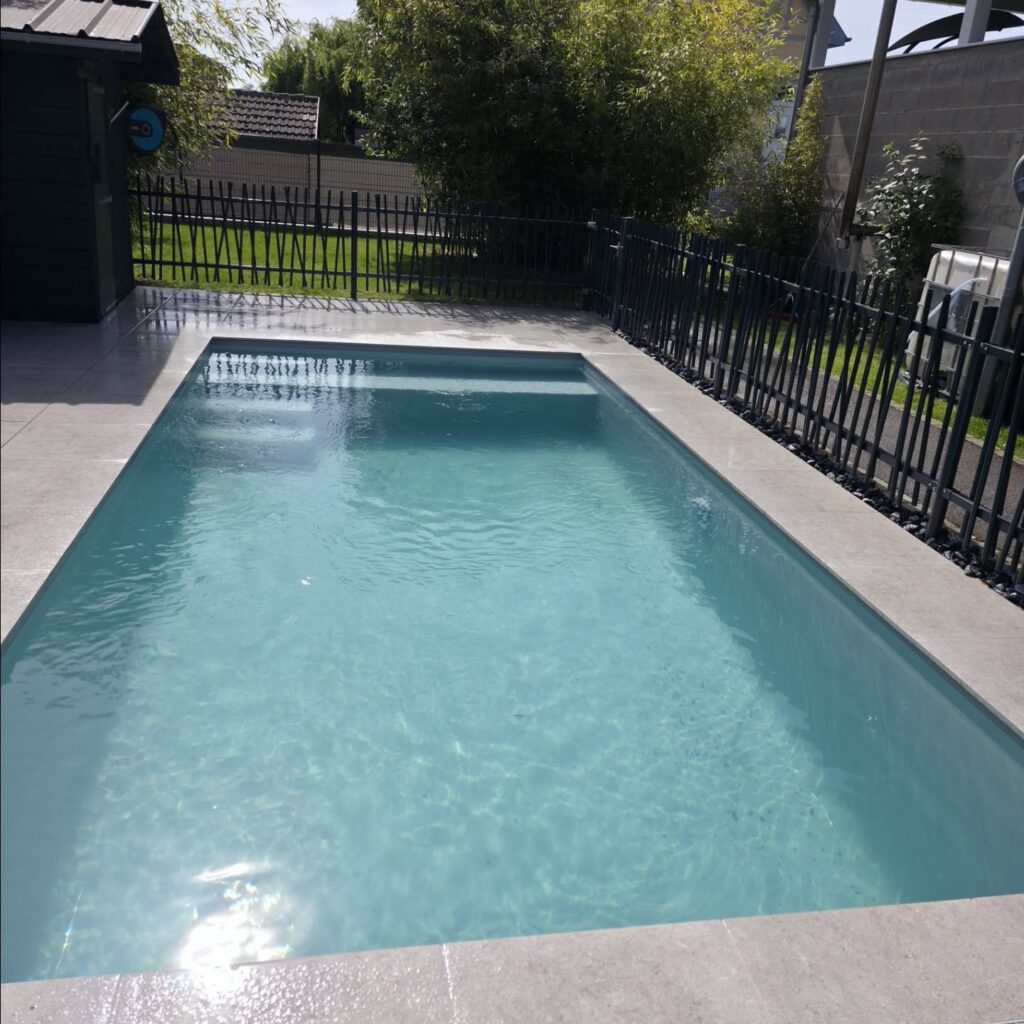 Piscine terminée avec sa plage en grès cérame