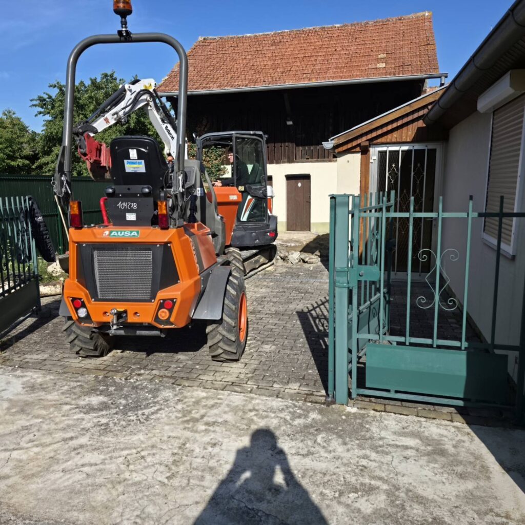 Chargeuse compacte à l'entrée du chantier à Rustenhart