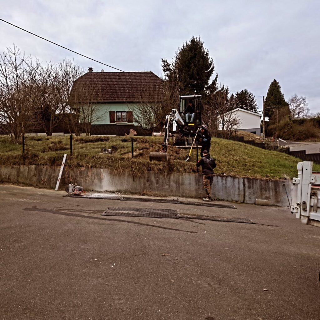 La cour avant restructuration du terrain