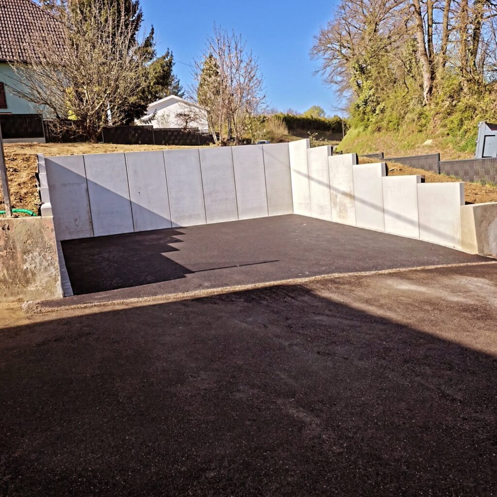 Cour en enrobé prête à accueillir le carport