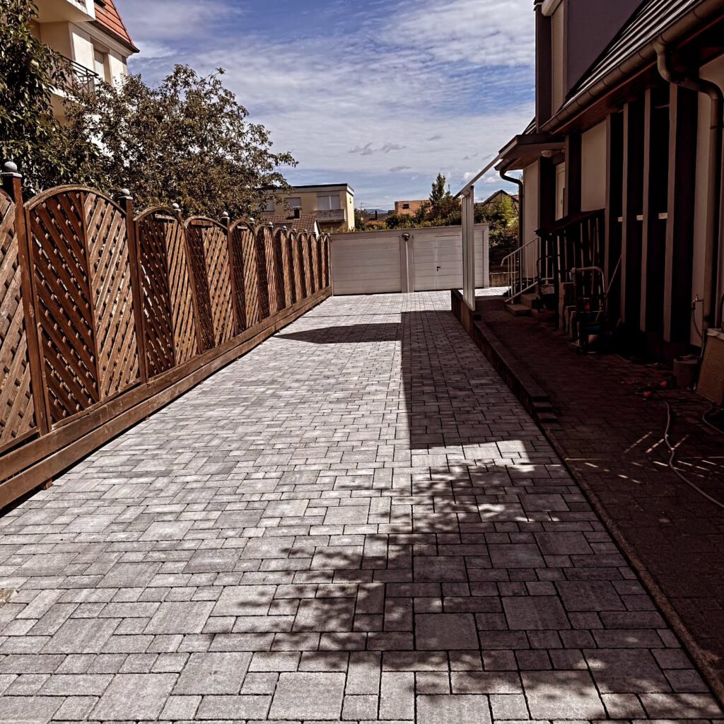 Cour pavée en multiformat aspect vieilli à Village-Neuf