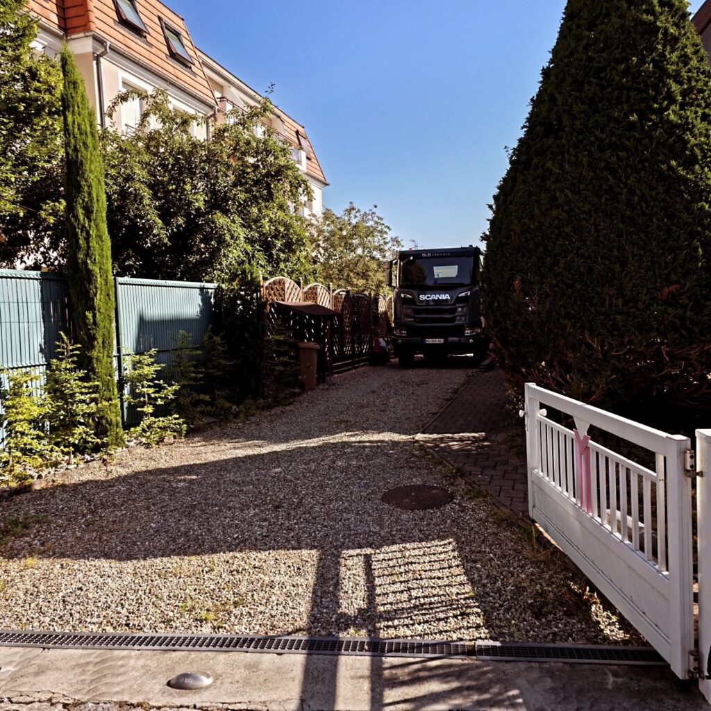 Cour en gravier avant travaux à Village-Neuf