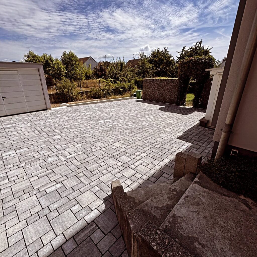 Cour pavée en multiformat aspect vieilli à Village-Neuf