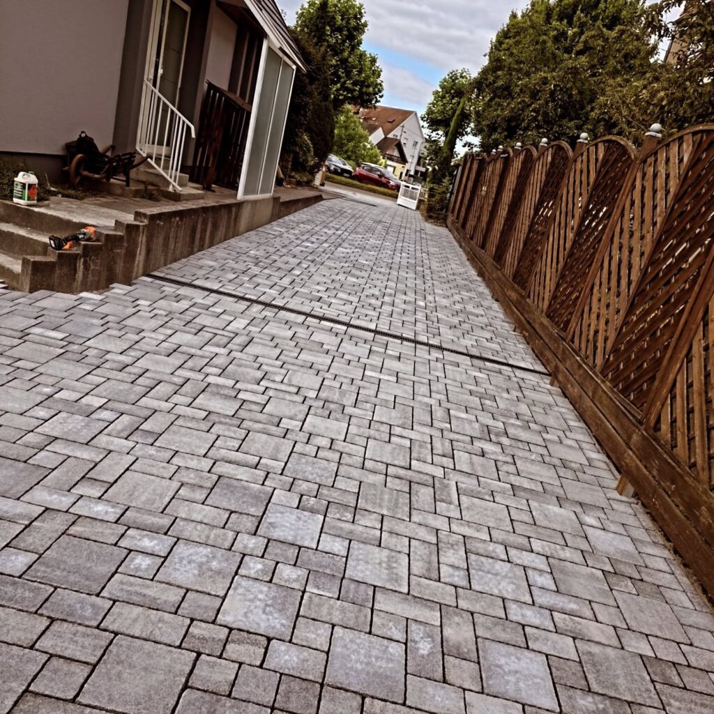 Cour pavée en multiformat aspect vieilli à Village-Neuf