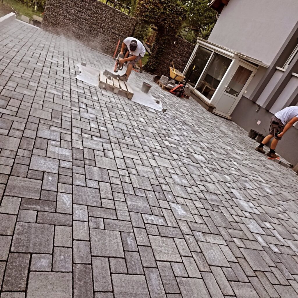 Pose du pavé multiformat en cours à Village-Neuf