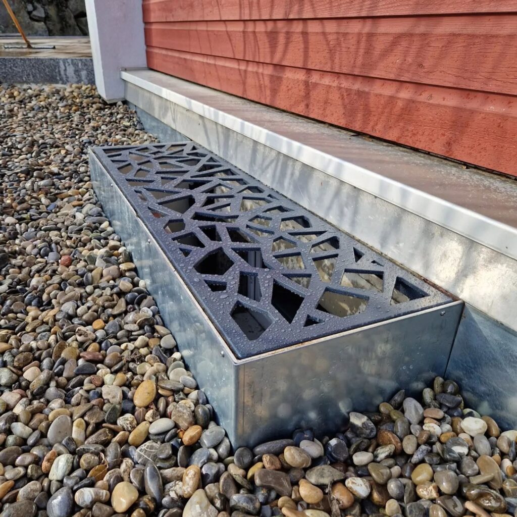 Grille de saut de loup sur mesure posée sur galets à Buschwiller