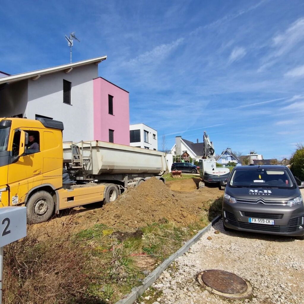 Décaissement de la cour, camion benne sur place, à Heimersdorf