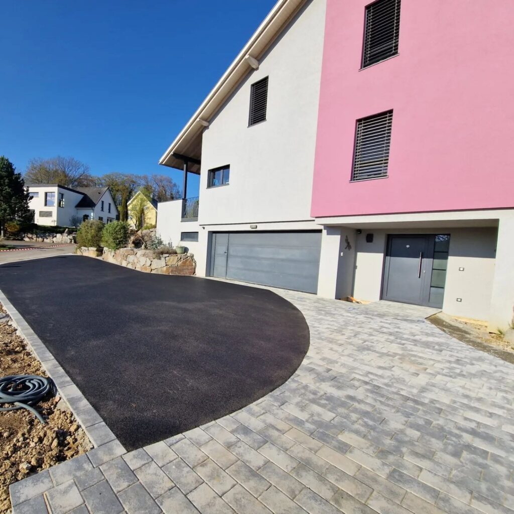 Cour en enrobé et pavés devant les garages à Heimersdorf