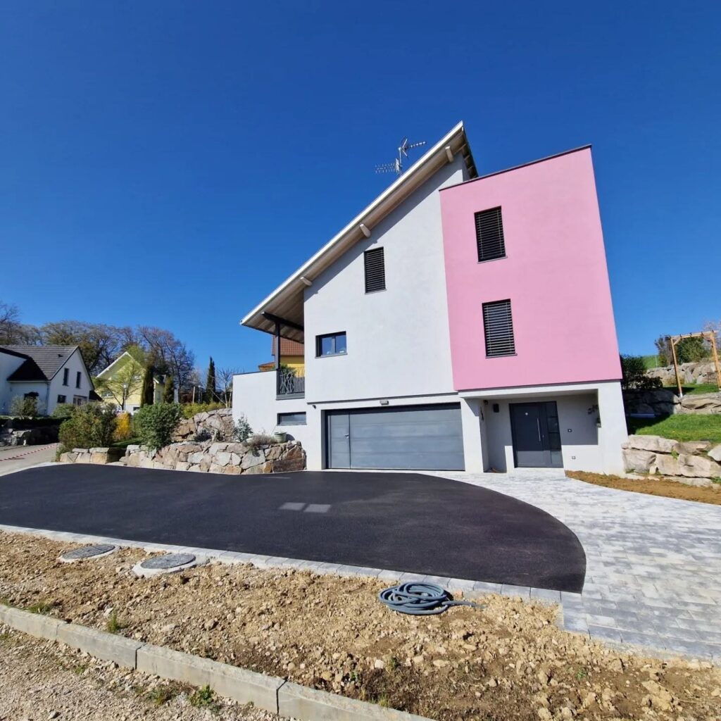 Cour terminée en enrobé et pavage à Heimersdorf