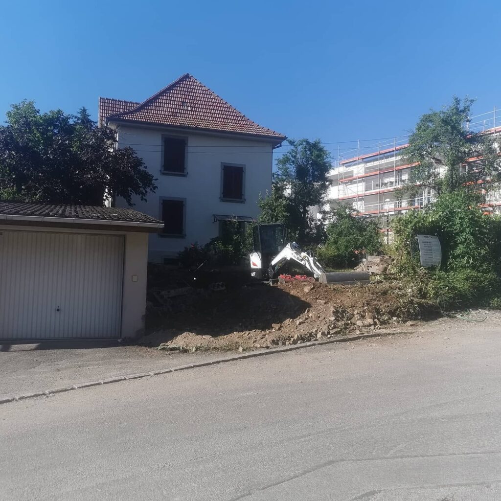 Terrain en pente avant la création des places de parking à Brunstatt