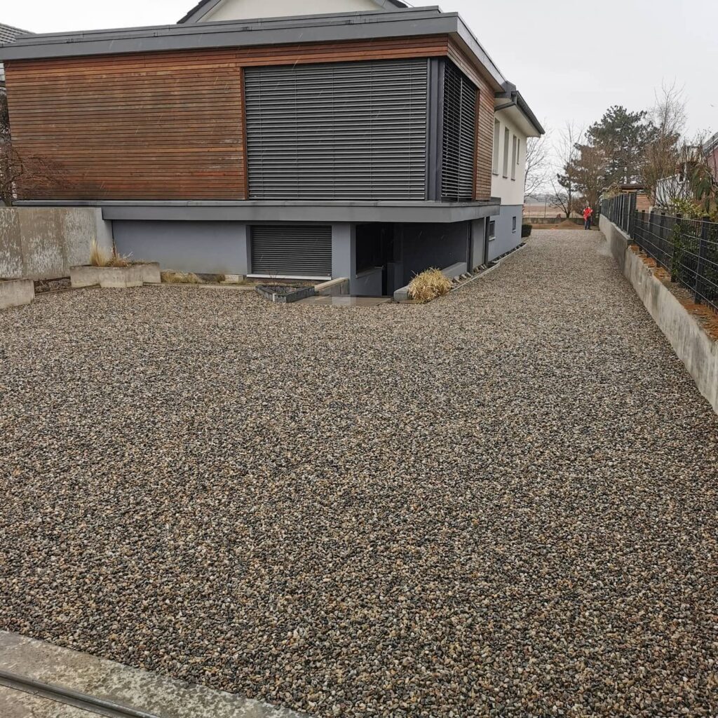 Cour stabilisée en gravier du Rhin 10/14 le long de la maison à Rustenhart
