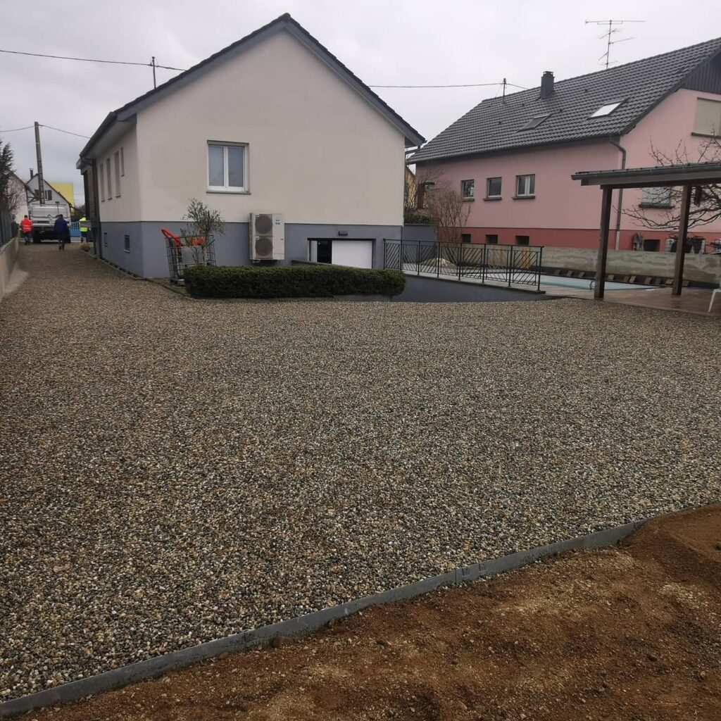 Cour en gravier stabilisé devant la maison à Rustenhart
