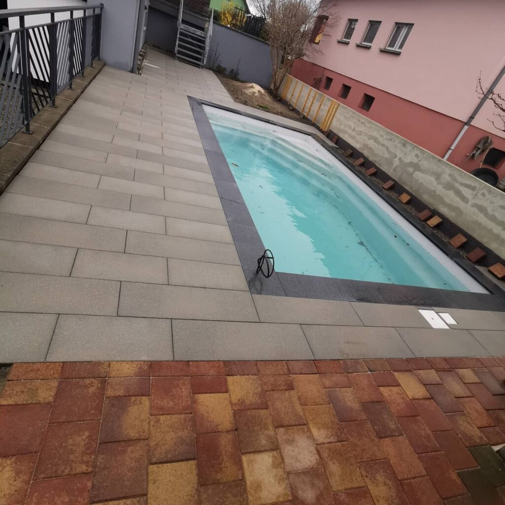 Piscine 6 x 3 avec margelles et dallage à Rustenhart